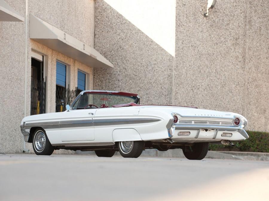  Oldsmobile Starfire Convertible (3667) 1961 года  (фото 6 из 7)